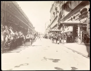 1896年、ニューヨークのウォルドーフアストリアホテルにリーフンチャンが到着するのを待つ総督のスタッフ（銀ゼラチンプリント）