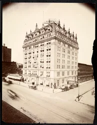 The Hotel Navarre、7th Avenue and 38th Street、New York、1908（silver gel print）