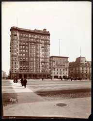 59番街と5番街にあるホテルサボイ、ニューヨーク、セントラルパークの入り口からの眺め、1898年（銀ゼラチンプリント）