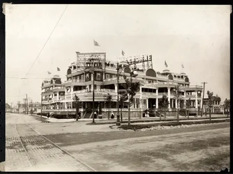 ホテルシェルバーンアットシーブリーズアベニューとオーシャンパークウェイ、コニーアイランド、ニューヨーク、1913年頃（銀ゼラチンプリント）