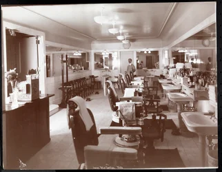 フィラデルフィアリッツカールトンホテルの理髪店、1913年（銀ゼラチンプリント）