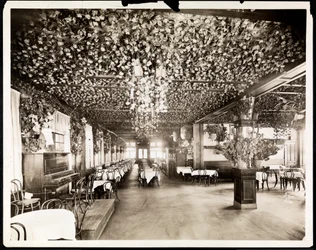1915年、ニューヨークのホテルドルフィンのダイニングルーム（銀ゼラチンプリント）