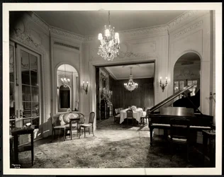 ホテルセントレジスのルイ16世スイートの音楽室、1937年（銀ゼラチンプリント）