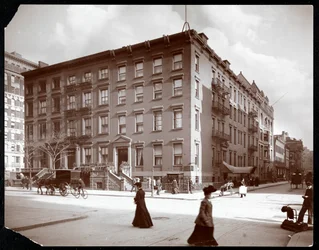 ホテルケンジントンアットフィフスアベニュー、ニューヨークワシントンスクエアの近く、1904年（銀ゼラチンプリント）