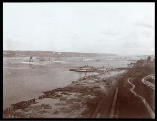 1905年のバッテンベルク公のルイ王子の訪問中のハドソン川の米国軍艦の眺め（銀ゼラチンプリント）