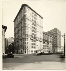 1921年にニューヨークのブロードウェイと70番街にあるホテル大使館の様子（シルバーゼラチンプリント）