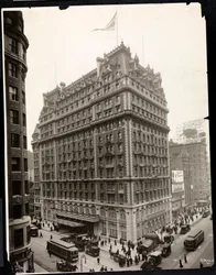 ブロードウェイのホテルニッカーボッカーとニューヨークの42ndストリートの眺め、1912年（銀ゼラチンプリント）