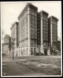 1920年、ニューヨークのセントラルパークウェストの向かい側から72番街にあるホテルマジェスティックのビュー（シルバーゼラチンプリント）