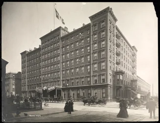 Windsor Hotel at 5th Avenue from 46th to 47th Streets、New York、1898（silver gel print）