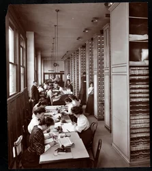 1907年にニューヨークの23rd StreetとMadison AvenueにあるMetropolitan Life Insurance Co.のファイリングルームで働いている女性（男性は銀のゼラチンプリント）