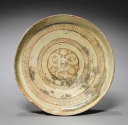 装飾模様の深いプレート、1100年代