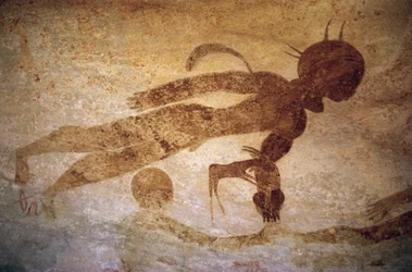 丸い頭の男性風の人物像、洞窟壁画、タッシリ・ナジェール（ユネスコ世界遺産登録