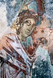 ギリシャ、クレタ島、ヴァヴオレド、アギオス・ヴァシレイオス教会の天井に描かれた破損したフレスコ画の男性像（写真）。