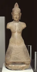 仏教の神タラまたはPrajnaparamita（砂岩）を装ったジャヤラジャデビの像