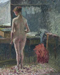 室内を背にしたヌード女性