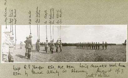 1917年8月、南パレスチナのアバッサンでの式典で、アレンビー将軍がハーパー船長をDCMで飾った