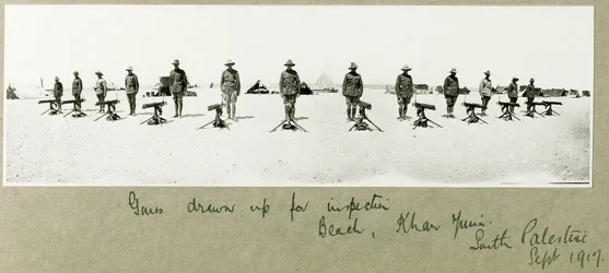 1917年9月にビーチで検査のために作成された銃、カーンユニス