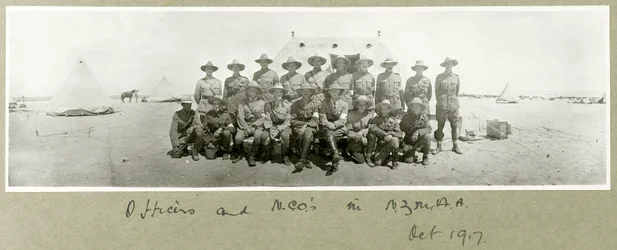 1917年10月、NZMAAの役員とNCO