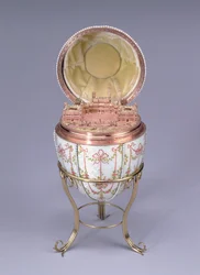 ガッチナ宮殿の卵、ミハイルペルキン製（fl.1884-1903）1901（金、外光、エナメル、種子の真珠）