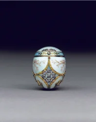 珍しい宝石で飾られた2色の卵ボンボニエーレ、1896-1908