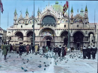イタリア、ヴェネツィア、サン・マルコ広場とサン・マルコ寺院、画像は1910年頃。カール・サイモン・アーカイブ