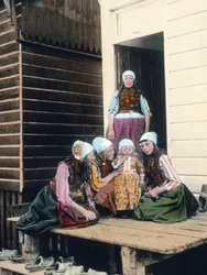 オランダ、オランダ人家族の肖像。誇らしげな母親と4人の娘たち。画像の日付：1920年頃。カール・サイモン・アーカイブ