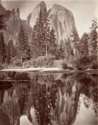カセドラル ロックスのミラー ビュー、ヨセミテ、カリフォルニア州。 1872年、約印刷。 1876年。