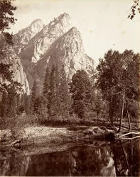 スリー ブラザーズ、ヨセミテ、カリフォルニア州。 1872年、約印刷。 1876年。
