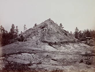 1863 年、カリフォルニア州メンドシノ郡のインディアン スウェット ハウス。