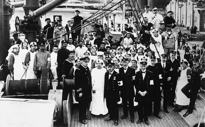 第一次世界大戦中に船上で活動する赤十字社のメンバー（モノクロ写真