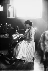 猫と一緒にテーブルに座っているワンダの肖像トリエステ、1910年頃（ガラス板）