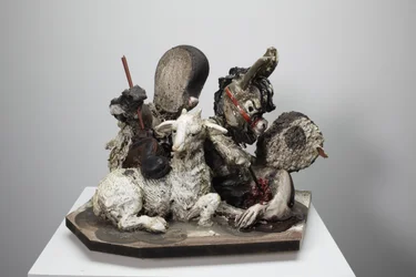 ヘルプ・イズ・オン・ザ・ウェイ, 2010 （木、石膏、粘土、布、絵具）
