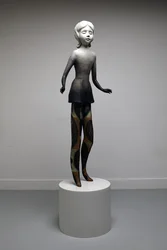 トゥインクル》2014年（ブロンズに油絵の具、ペイントしたブロンズの台座）