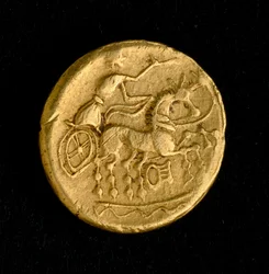 ケルト美術：セカーニのスタテール、金貨 - 戦車を運転する男の表現（？）、紀元前3～2世紀 - パリ、B.N. - ケルト美術：戦車を運転する男 - 金貨、セカーニのスタテール、紀元前3～2世紀 - パリ国立図書館（フランス）