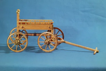 ヴィックスの王女の墓で発見された戦車の復元（木材）