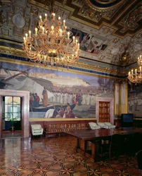 金箔の漆喰とローマの歴史のシーン、群集の前の雄弁家を描いたパネルの詳細、1882-88の写真で豪華に装飾されたサラマッカリマッカリルーム