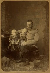 コンスタンティン・コンスタンティノヴィッチ・デ・ロシア avec ses fils Ioann et Gabriel - ロシアのコンスタンティン・コンスタンティノヴィッチ大公と息子のジョン・コンスタンティノヴィッチとガブリエル・コンスタンティノヴィッチ、ベルガマスコ、チャールズ（カール）（1830-1896）作。 アルブミン写真、c。 1890年 ロシア語
