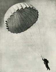 1941年の第二次世界大戦中にパラシュートを使用した飛行士。