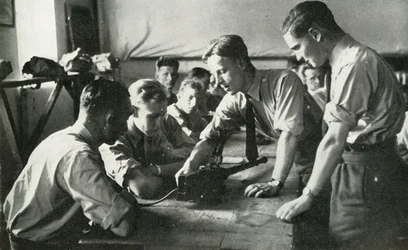 武器について学ぶRAF職員、1941年。