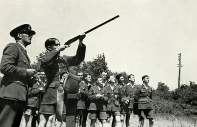 1941年の第二次世界大戦中に銃を発砲することを学んだRAF職員。