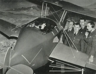 1941年の第二次世界大戦中に飛行シミュレータで飛行することを学んだ空軍の職員。