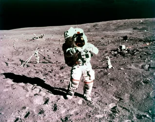1972 年 4 月 21 日、アポロ 16 号ミッションで月面に立つジョン ヤング宇宙飛行士。