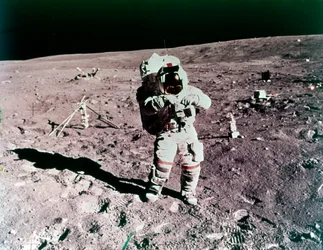 1972 年 4 月、アポロ 16 号ミッションで月面に立つジョン ヤング宇宙飛行士。