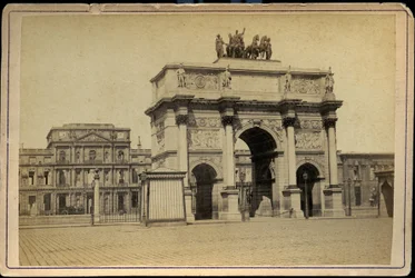 França, Ile-de-France, Paris (75): O Arco do Triunfo do Carrossel com os edifícios em ruínas das Tulherias imperiais