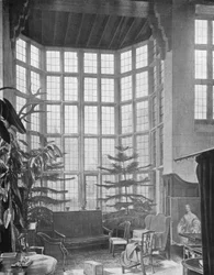 スタンウェイ：ホールの大きな窓