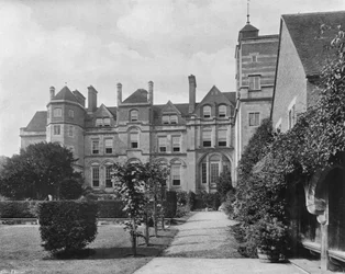 イーストフロント