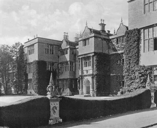 イーストフロント