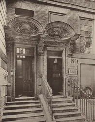 Two Doorways、Laurence Pountney Hill、East Central