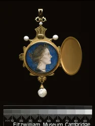 ペンダント：ミスエディスエマクーパー（1862-1913）1901（ゴールド、エナメル、パール、WC）