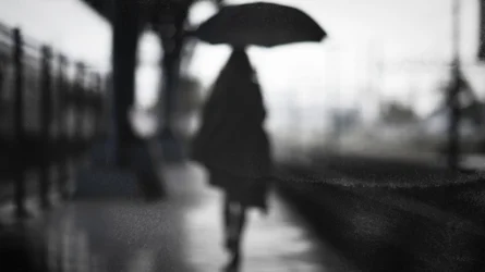 雨の中の孤独な人影